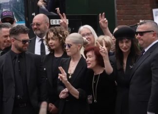 Fãs e família se despedem de Ozzy Osbourne em funeral nas ruas de Birmingham, na Inglaterra