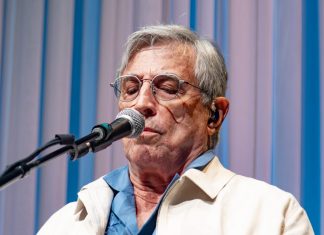 Ivan Lins celebra Preta Gil com canção ‘Vitoriosa’ na estreia nacional de show que teve réquiem para meninos de Gaza
