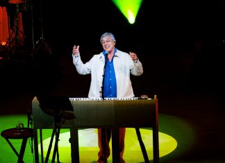Ivan Lins vai das canções sertanejas aos sambas, sob o prisma do amor e da esperança, na festa-show dos 80 anos