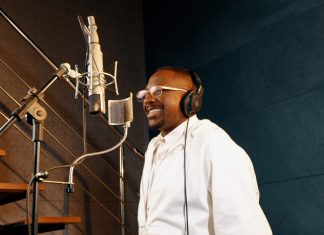 Mumuzinho canta a luz de Arlindo Cruz em samba inédito de Prateado e Picolé