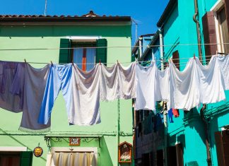 Por que algumas roupas encolhem na lavagem? Uma cientista têxtil explica como ‘desencolhê-las’