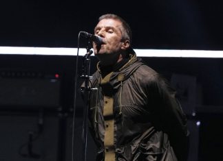 Homem morre após cair de arquibancada em show do Oasis em Londres