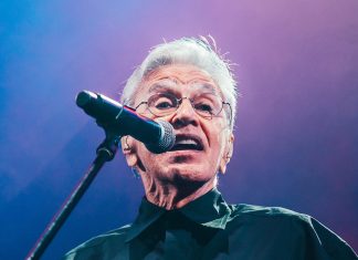 Caetano Veloso espreita a longevidade familiar ao festejar 83 anos, em cena, alinhado com a nova era dos festivais