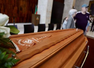 Corpo do escritor Luis Fernando Verissimo é sepultado em Porto Alegre