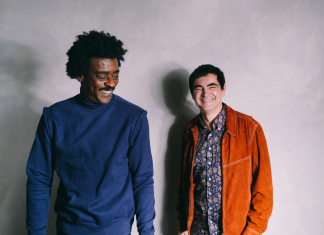 Samuel Rosa recicla as dez músicas do primeiro álbum solo em sessões de estúdio com nomes como Seu Jorge