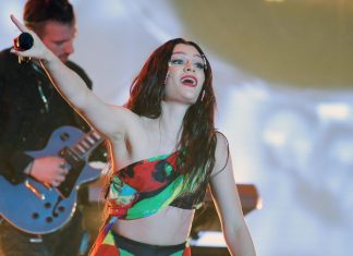 Jessie J diz que cabelo está ‘caindo loucamente’ após cirurgia para tratar câncer de mama