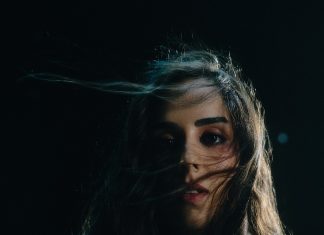Filha do apresentador Fausto Silva, Lara lança o primeiro álbum, ‘No mundo da lua’, com parceria com Zeca Baleiro