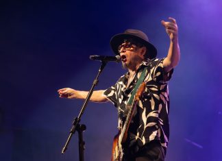 Mundo Livre S/A rebobina o primeiro álbum, após 30 anos, em disco ao vivo que eterniza show feito em SP em 2024