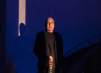 Sombrinha, bamba projetado no Fundo de Quintal, fica sob os holofotes no show especial dos 50 anos de carreira