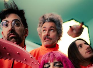 Banda Supercombo chora pitangas, fica zen e curte ‘Piseiro Black Sabbath’ no primeiro volume do álbum ‘Caranguejo’
