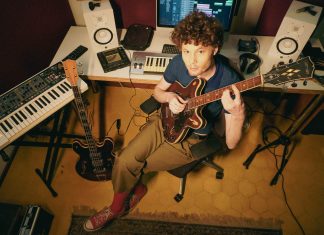 Valentim Frateschi faz ‘Mau contato’ com Sophia Chablau em música de ‘Estreito’, álbum solo calcado no groove