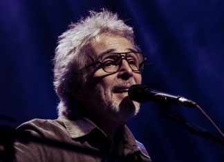 Vitor Ramil é astronauta lírico que vaga entre a lágrima e a métrica da poesia de Leminski no show ‘Mantra concreto’