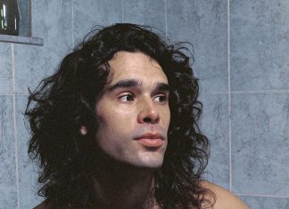 Zé Ibarra canta ‘Carinhoso’ em gravação feita para a série ‘Dias perfeitos’