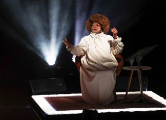 Zezé Motta suplanta horror do racismo e da violência sexual através da palavra e da música que banham de ativismo e poesia o primeiro monólogo da artista