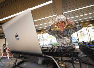 De dona de casa à ícone da discoteca: DJ Gloria conquista as pistas de dança aos 81 anos