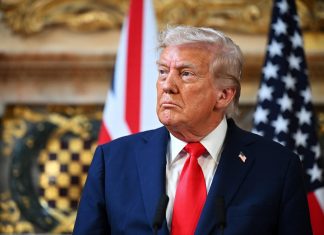 Trump ameaça revogar licenças de emissoras que estão ‘contra’ ele, diz TV