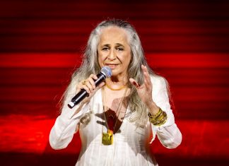 Maria Bethânia renova a sonoridade ao entrar no mar bravio das paixões que agitam o show dos 60 anos de carreira