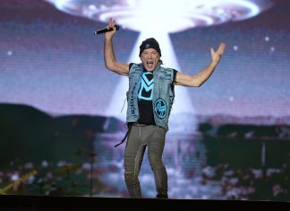 Bruce Dickinson compara políticos brasileiros a diabo e canta música que ficou 41 anos sem ser tocada