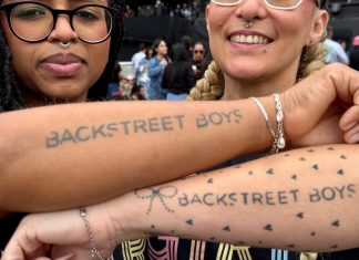 Vale tudo pelos ídolos? Fãs de Backstreet Boys ostentam tatuagens da boy band no The Town