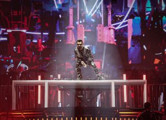 Dennis DJ faz festa farofeira no The Town com show atrapalhado por filha nepo baby