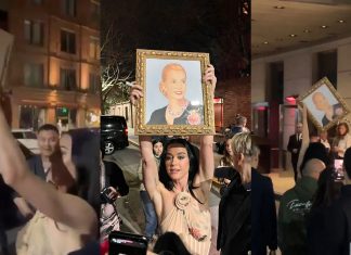 Katy Perry levanta quadro de Evita na Argentina em noite de vitória peronista e fãs fazem chacota com Milei