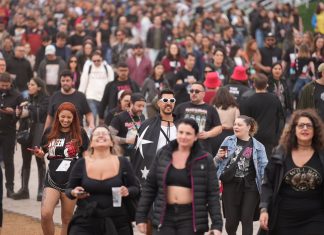 Roqueiro ou roqueira? ‘Cabelão’ é moda no dia do rock do The Town