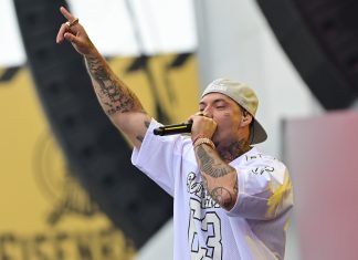 Filipe Ret faz show engajado e leva multidão para show no The Town