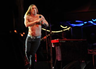 Atração do The Town, Iggy Pop não ‘mergulha’ mais na plateia em shows; entenda motivo