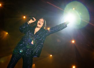 Jessie J faz show acústico com potência vocal no The Town, após se recuperar de câncer