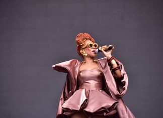 Abertura do The Town com Karol Conká, Ebony e Ajulicosta mostram potência do rap feminino