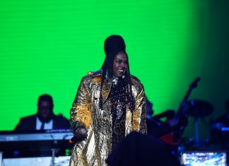 Lauryn Hill dá aula de como se renovar em show potente no The Town, mas que merecia mais público