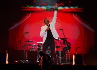 Lionel Richie canta hits de rádio em baile elegante com plateia morna no The Town