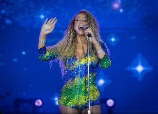 Mariah Carey não sai da zona de conforto no The Town, mas segue arrebatadora com hits e grande voz