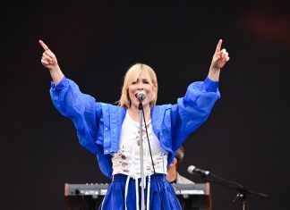 Natasha Bedingfield faz show tímido, enche setlist de covers e só anima público com hit final