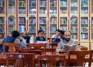 Talebã proíbe universidades de usarem livros escritos por mulheres