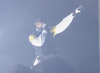 Travis Scott consegue fazer fãs da geração Z guardarem o celular em show corrido no The Town