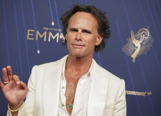Emmy 2025: Artistas chegam ao tapete vermelhor; FOTOS