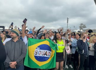 Fãs de Backstreet Boys cantam músicas da boy band na fila do The Town; vídeo
