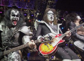 Gene Simmons e ex-membros do Kiss homenageiam Ace Frehley, morto aos 74: ‘Estamos devastados’
