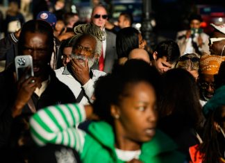 Pessoas se reúnem em frente ao tribunal de Nova York para aguardar sentença de Diddy