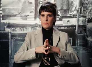 Fernanda faz ‘abreugrafia’ do álbum ‘Da lata’ em documentário com o apuro que caracteriza a obra solo da artista