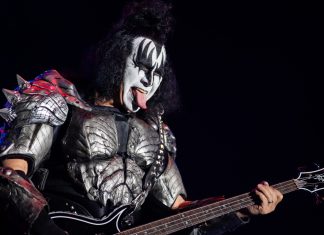 Gene Simmons se envolve em acidente de carro após desmaiar ao volante