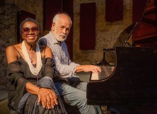 Áurea Martins e Cristovão Bastos destilam amores e mágoas à meia-luz na atmosfera íntima do álbum ‘Amizade’