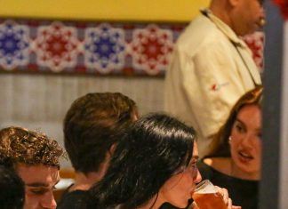 Dua Lipa toma chope em restaurante no Baixo Gávea