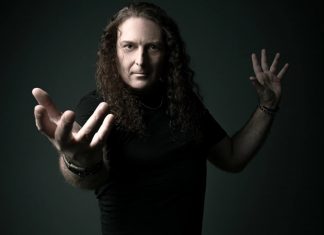 Angra anuncia que a jornada de Fabio Lione como vocalista da banda de metal se encerrará em abril, após 13 anos