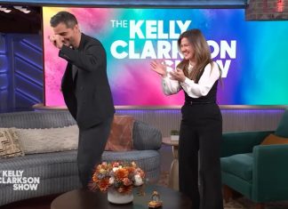 Wagner Moura é entrevistado por Kelly Clarkson e cantora diz que ator fica sexy sambando