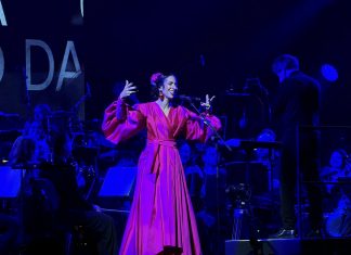 Marisa Monte saboreia a grandeza e a permanência do cancioneiro autoral na radiante sinfonia pop do show ‘Phonica’