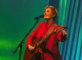 Isabella Taviani encarna ‘the lady in red’ ao estrear no Rio o show ‘Confissões de amor’ nos tons fortes das paixões