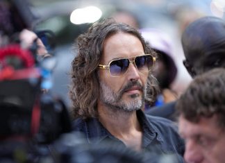 Russell Brand volta a ser acusado de estupro e violência sexual