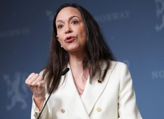 Escritores boicotam festival literário por presença de María Corina Machado